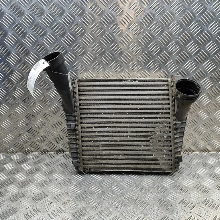 Vahejahuti radiaator 7L6145803D