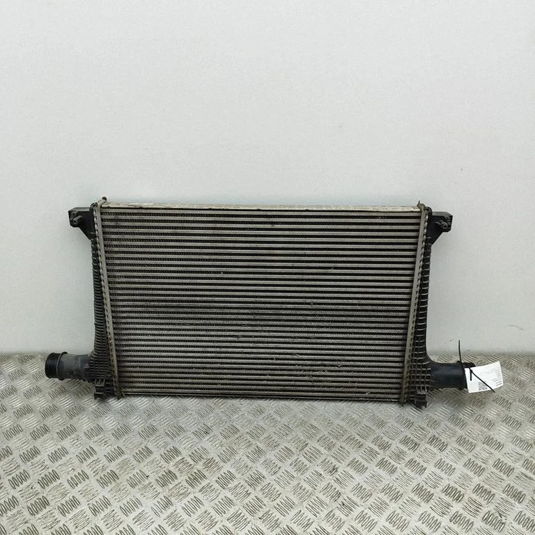 Starpdzesētāja (interkūlera) radiators 4M0145805C