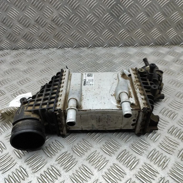 Starpdzesētāja (interkūlera) radiators 04L145749M
