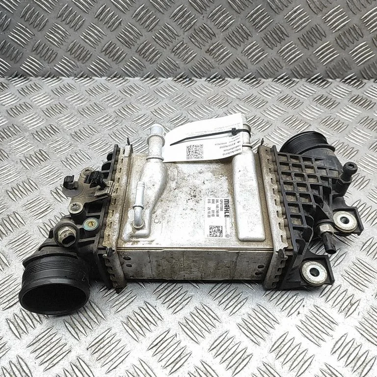 Vahejahuti radiaator 04L145749M