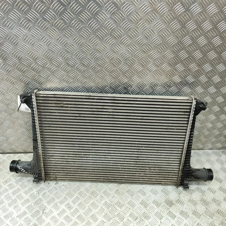 Vahejahuti radiaator 4M0145805G