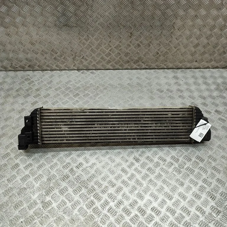 Vahejahuti radiaator 144969388R
