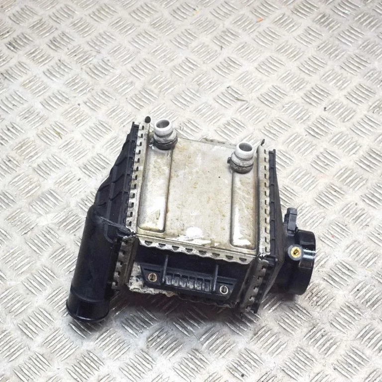 Starpdzesētāja (interkūlera) radiators – Mercedes-Benz C klase W205 (2014-2021)