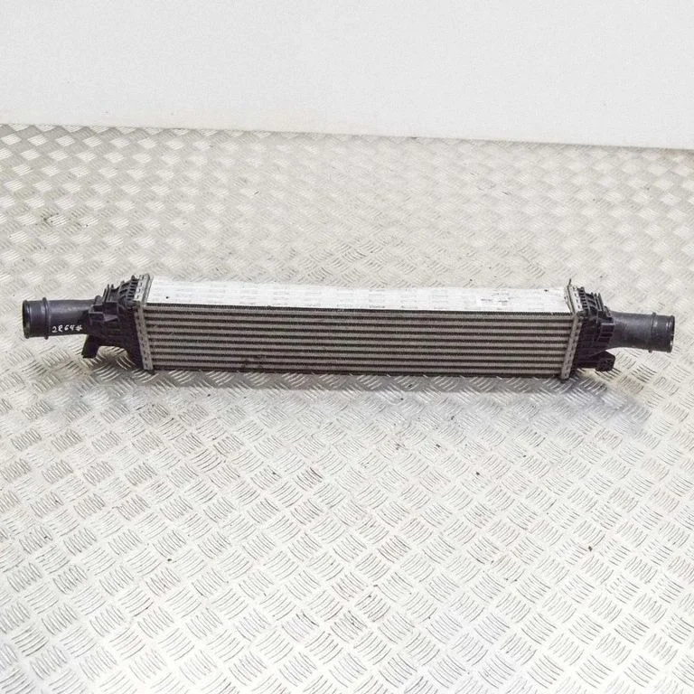 Vahejahuti radiaator 8K0145805P