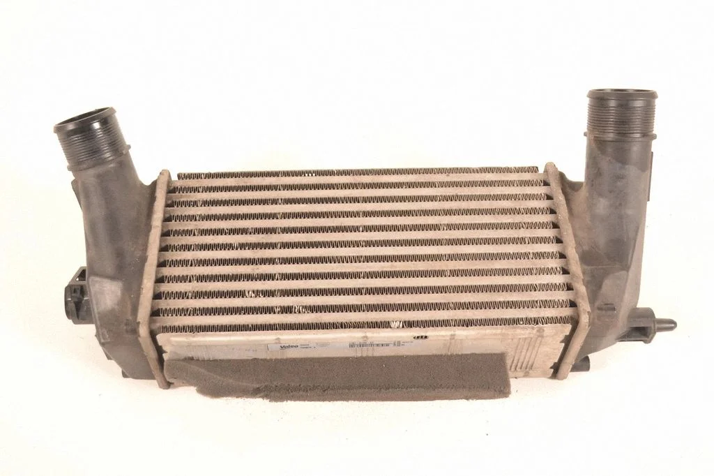 Starpdzesētāja (interkūlera) radiators C1B19L440AD