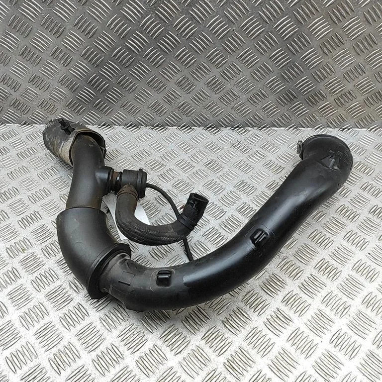 Vahejahuti voolik (-ud)/ toru (-d) 9P1145957B