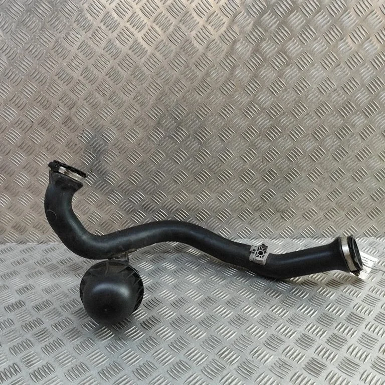 Vahejahuti voolik (-ud)/ toru (-d) 8W0145673P