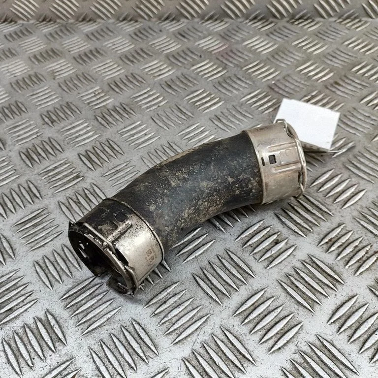 Vahejahuti voolik (-ud)/ toru (-d) – Toyota Hilux VIII (2020-2025)