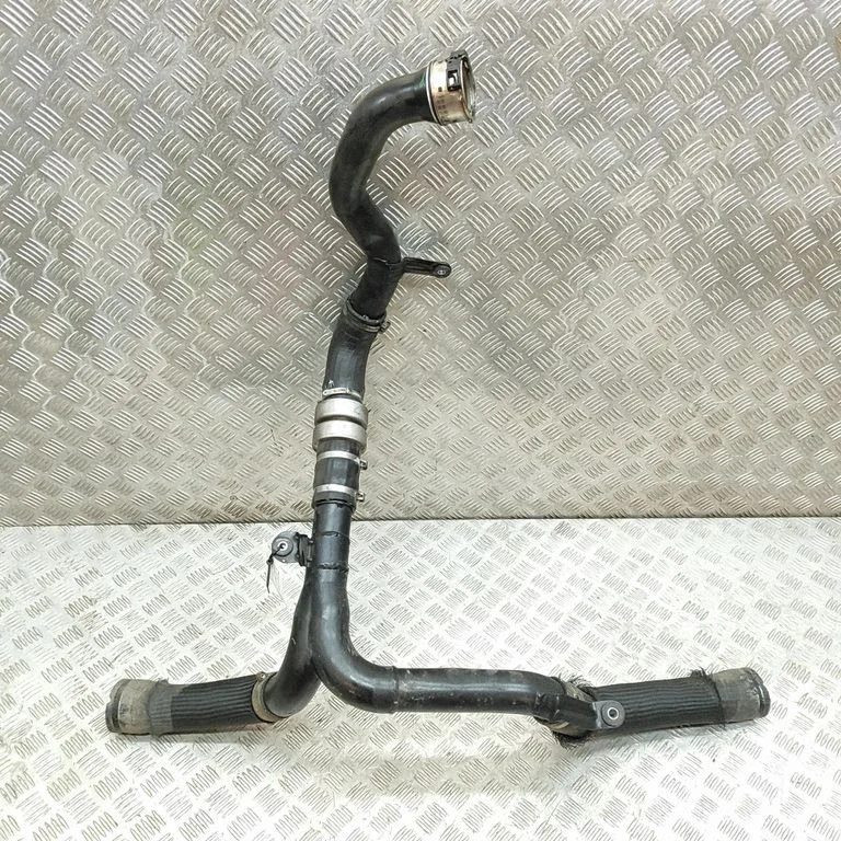 Vahejahuti voolik (-ud)/ toru (-d) 670004156