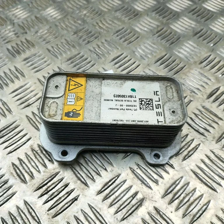 Engine oil radiator 103500000J