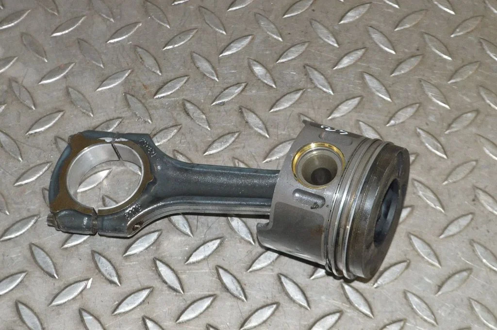 Piston – Mercedes-Benz Sprinter W901 W902 W903 W904 (1995-2007)