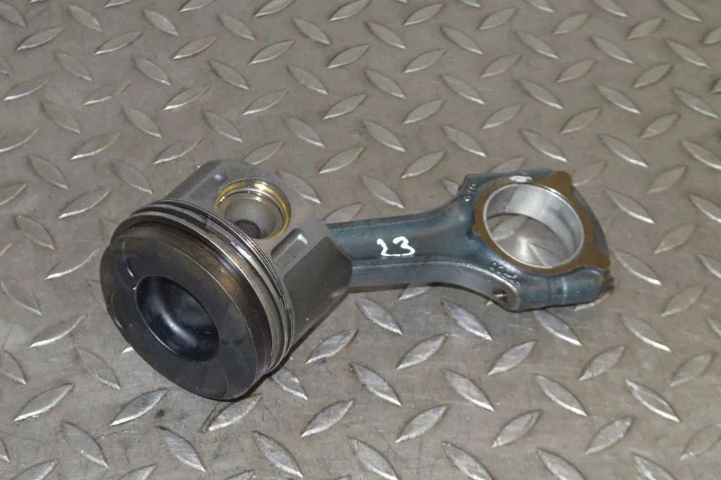 Piston – Mercedes-Benz Sprinter W901 W902 W903 W904 (1995-2007)