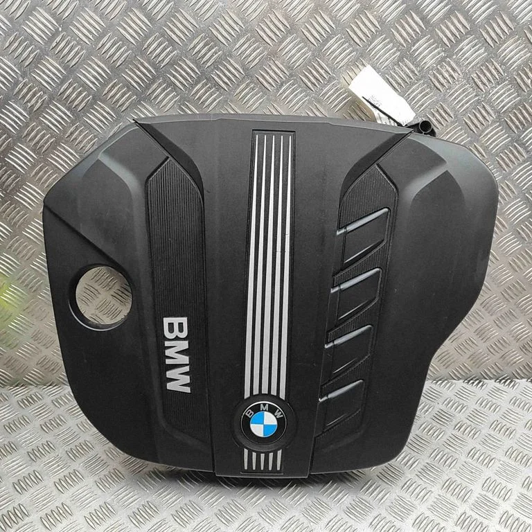 Engine cover (trim) 7811024