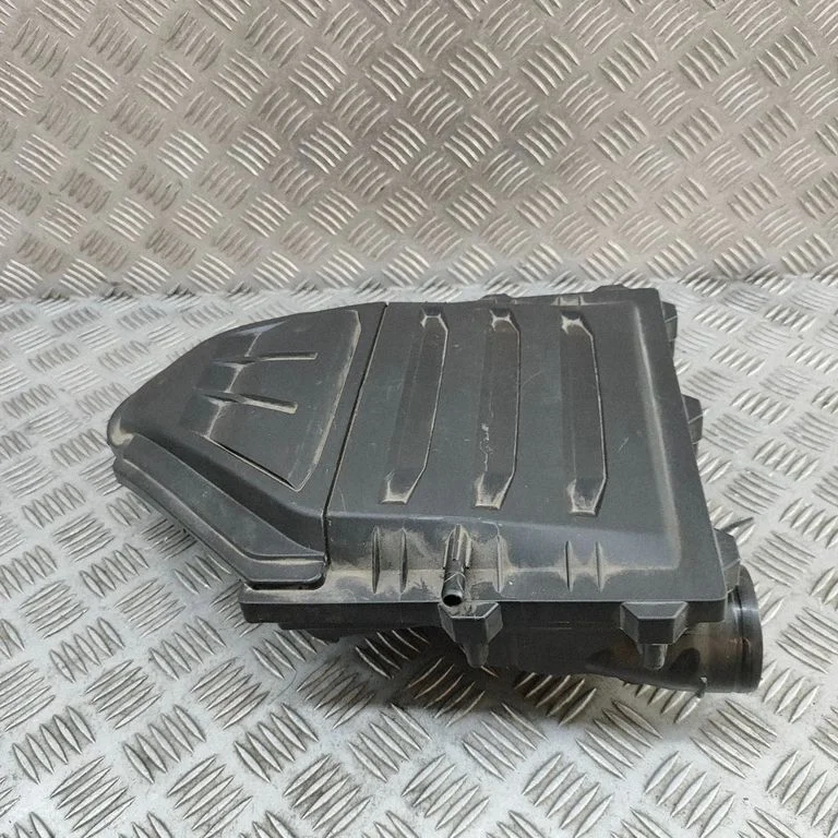 Air filter box 04C129001M
