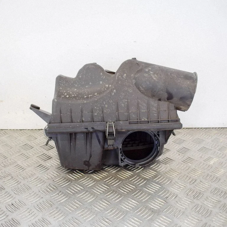 Gaisa filtra korpuss – BMW 5. sērija E60 E61 (2004-2010)