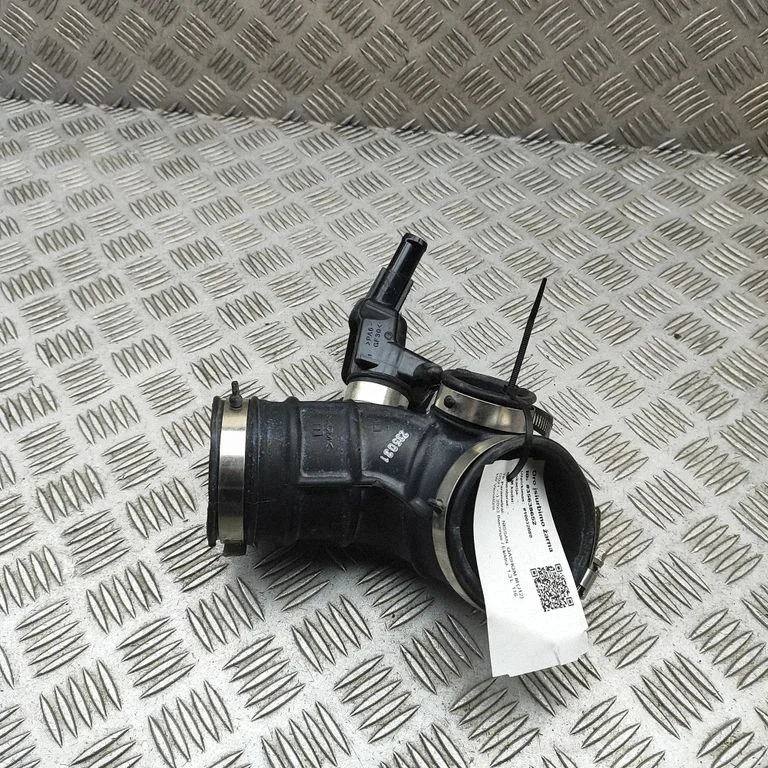 Air intake hose/pipe 165766UM03