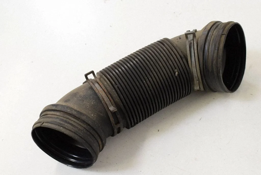 Air intake hose/pipe – Volkswagen Passat B6 (2005-2010)
