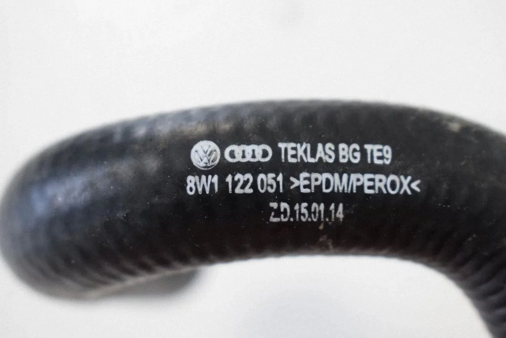 Air intake hose/pipe 8W1122051