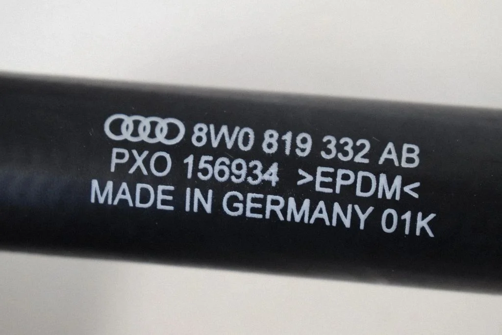 Air intake hose/pipe 8W0819332
