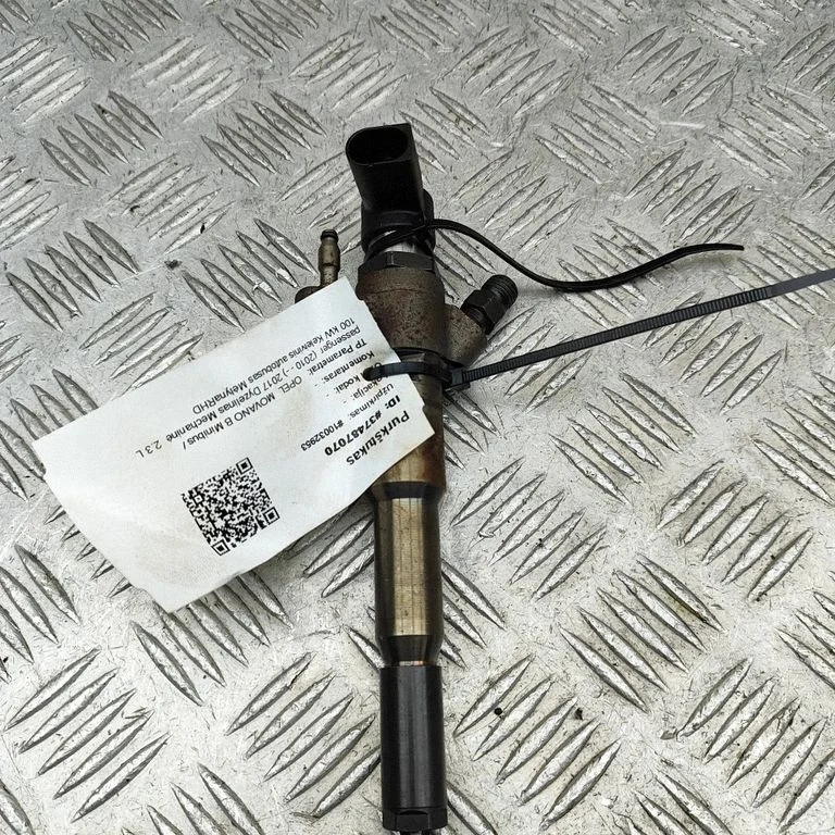 Fuel injector 166000372R