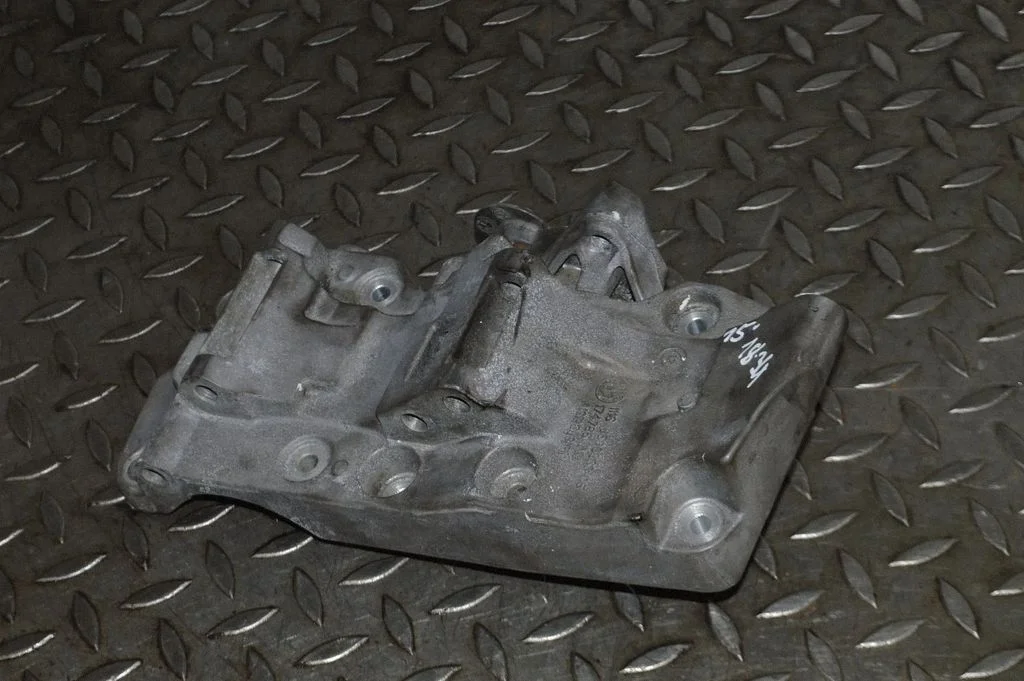 Generator/alternator bracket 8506863