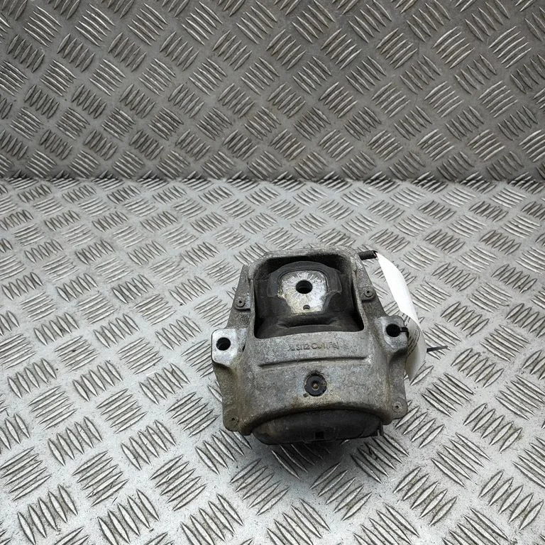 Dzinēja spilvens 8R0199381AP