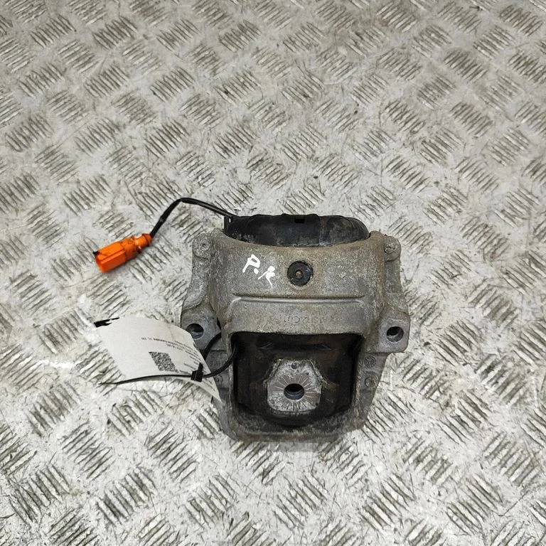 Dzinēja spilvens 8R0199381