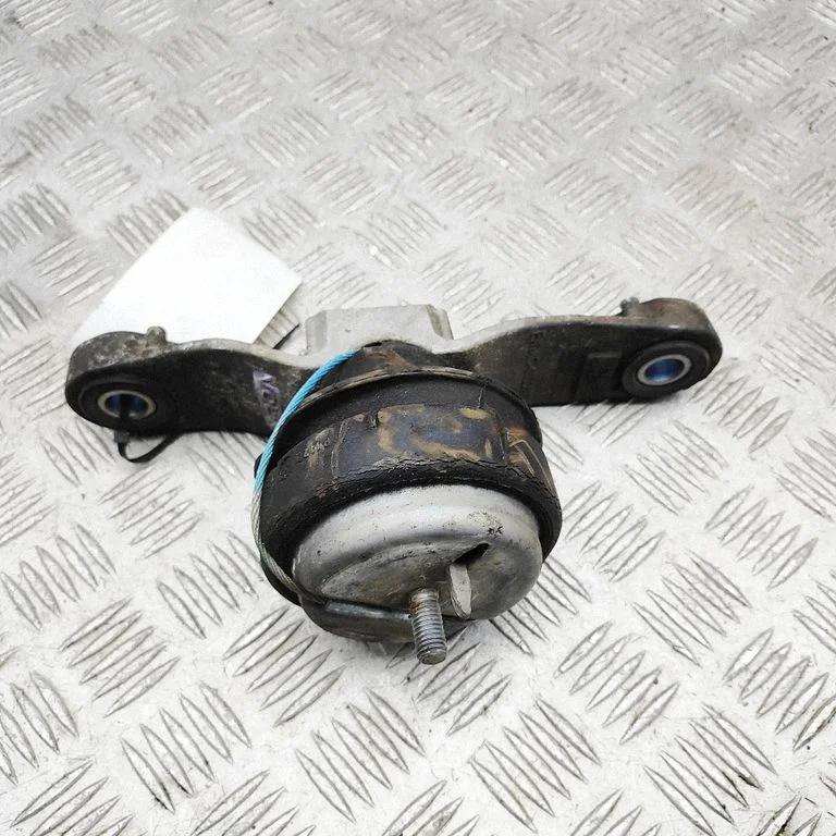 Engine mount bracket 31359635
