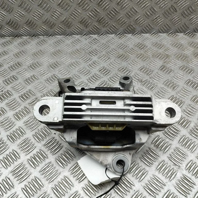 Engine mount bracket 32139919