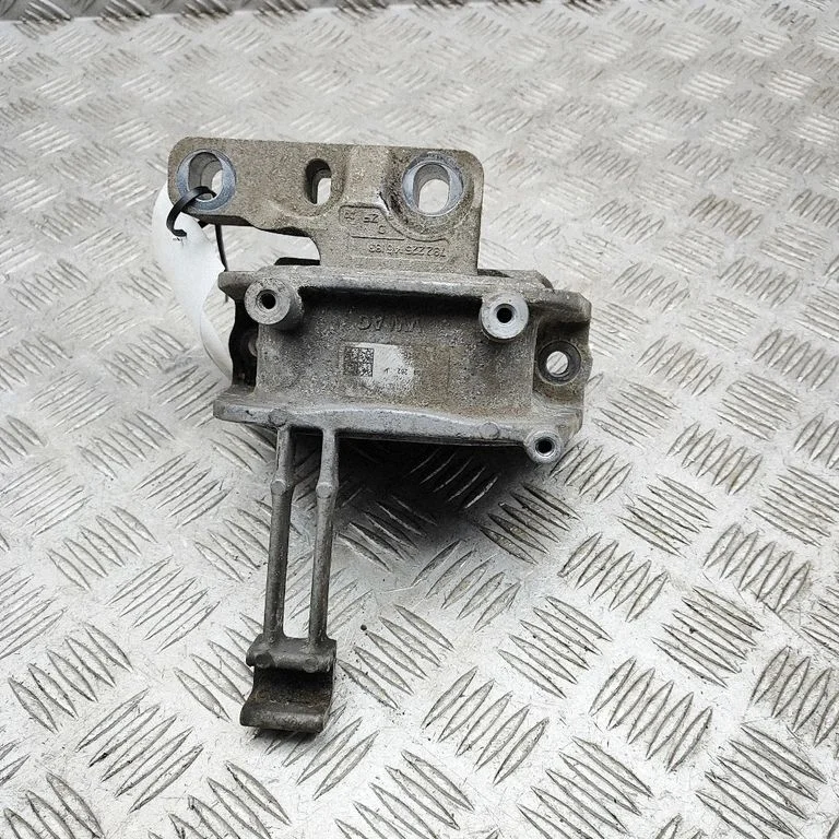 Engine mount bracket 3Q0199262J