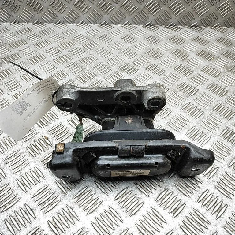 Engine mount bracket 68091435AA
