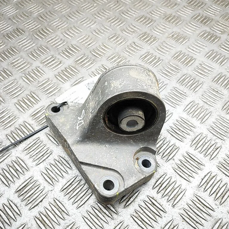 Engine mount bracket UUEN0062310