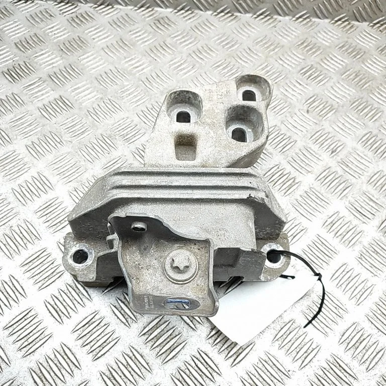 Engine mount bracket – Mercedes-Benz CLA-Class C117 X117 W117 (2013-2019)