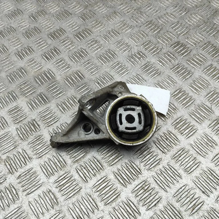 Engine mount bracket – Porsche Taycan 9J1 (2019-)