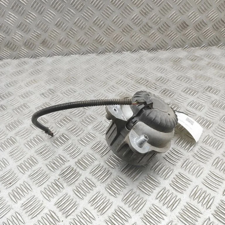 Engine mount bracket