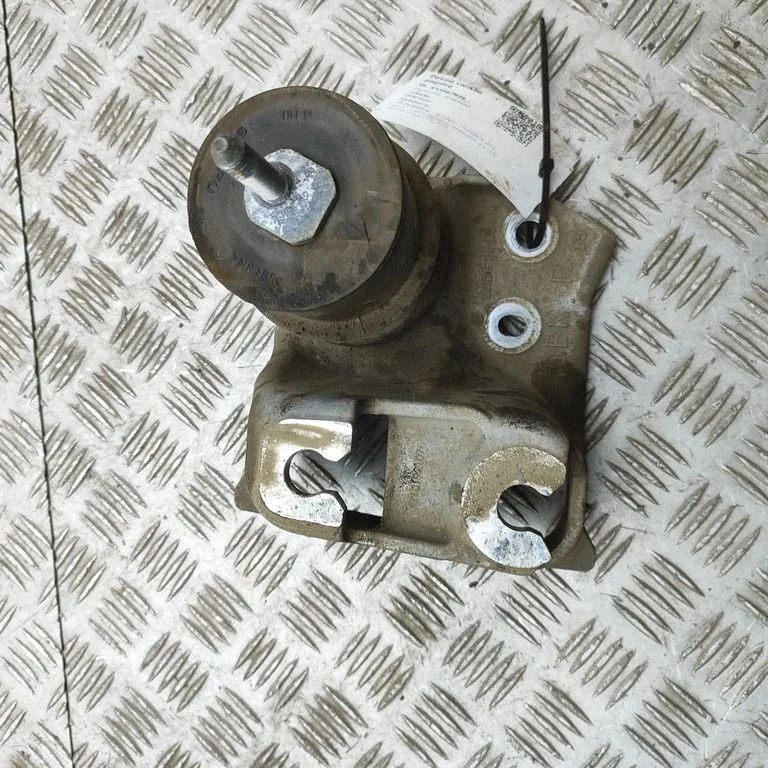 Engine mount bracket 41032AJ050