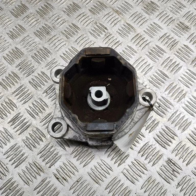 Engine mount bracket 31686296