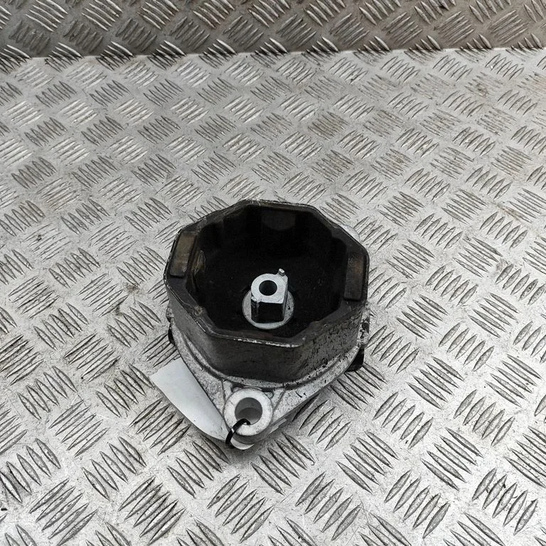 Engine mount bracket 31686296