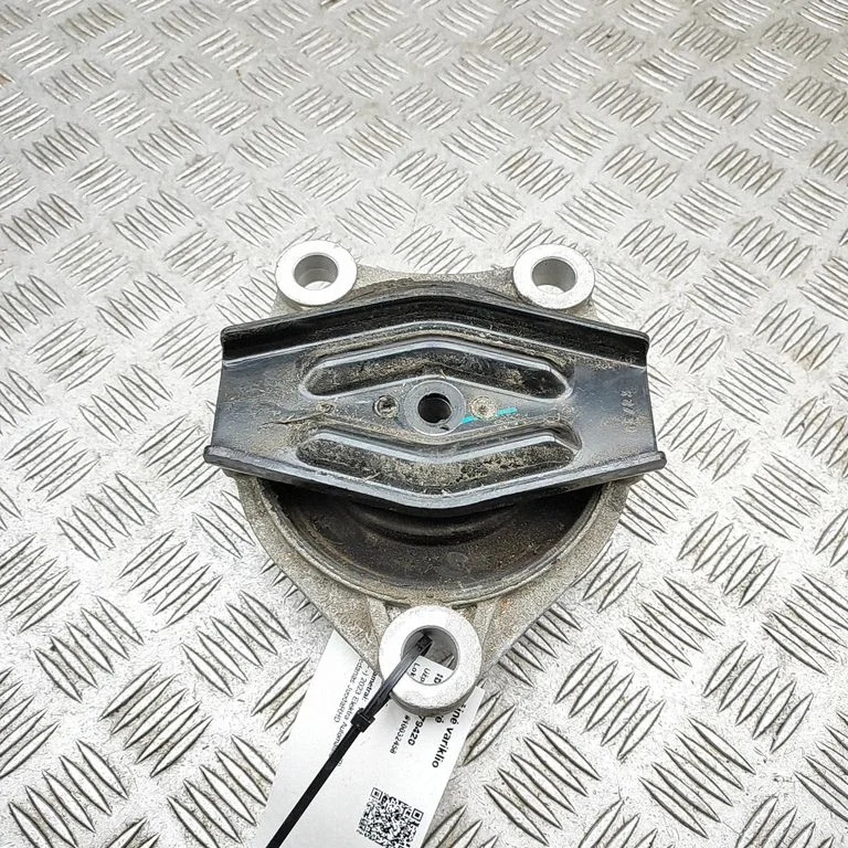 Engine mount bracket 31686296