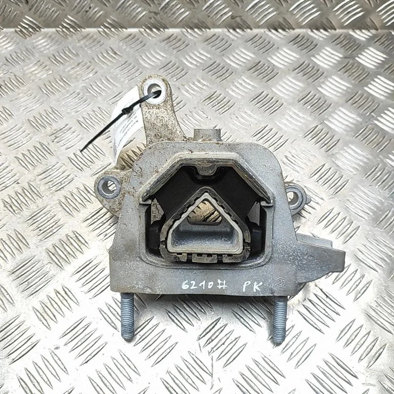 Engine mount bracket 9826551380