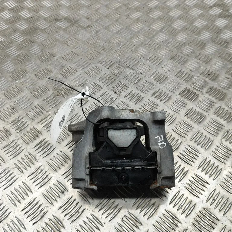Engine mount bracket 1001700Z1