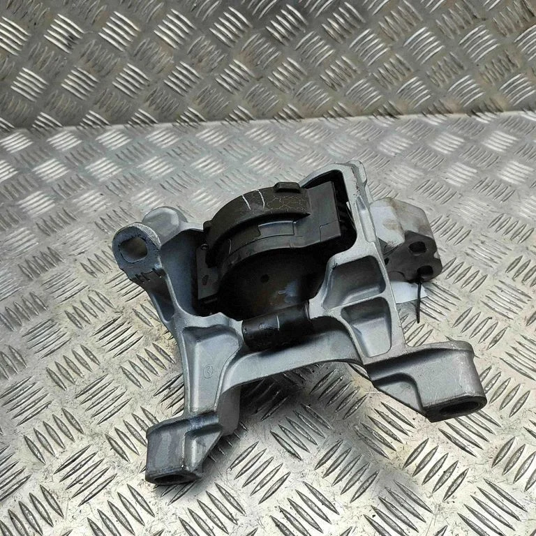 Engine mount bracket KDRA39060