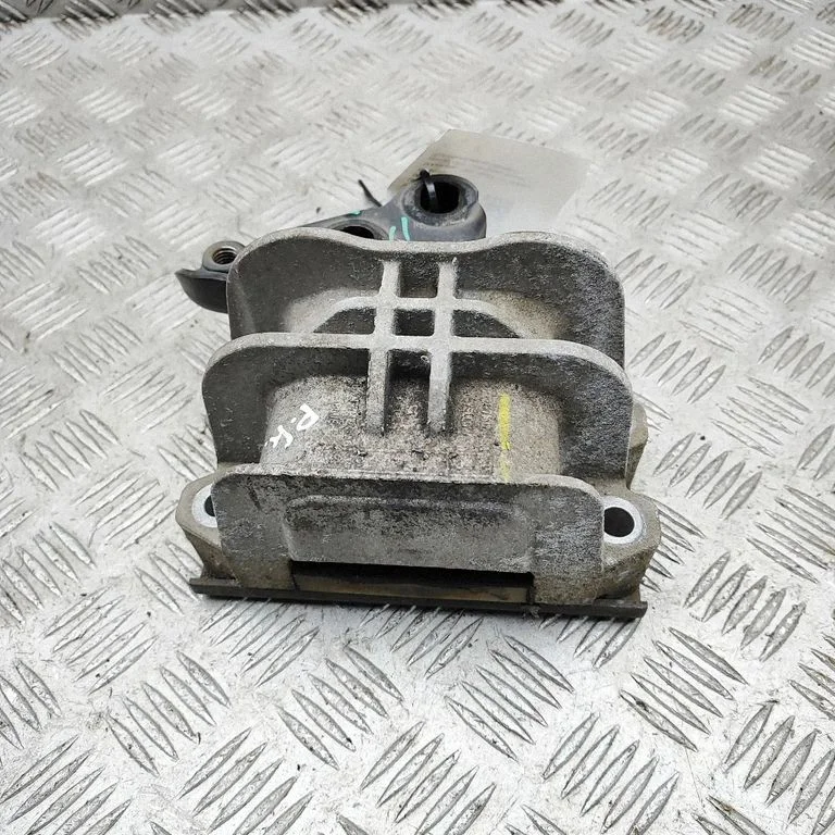 Dzinēja spilvens B2K17M124AD