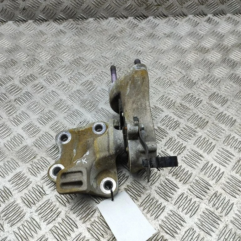 Engine mount bracket G23060R020
