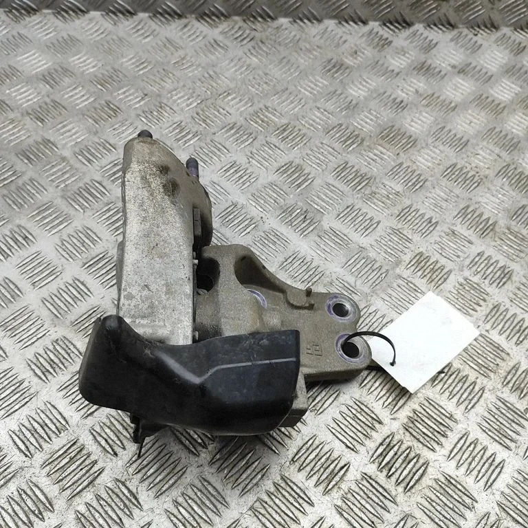 Engine mount bracket G23050R020