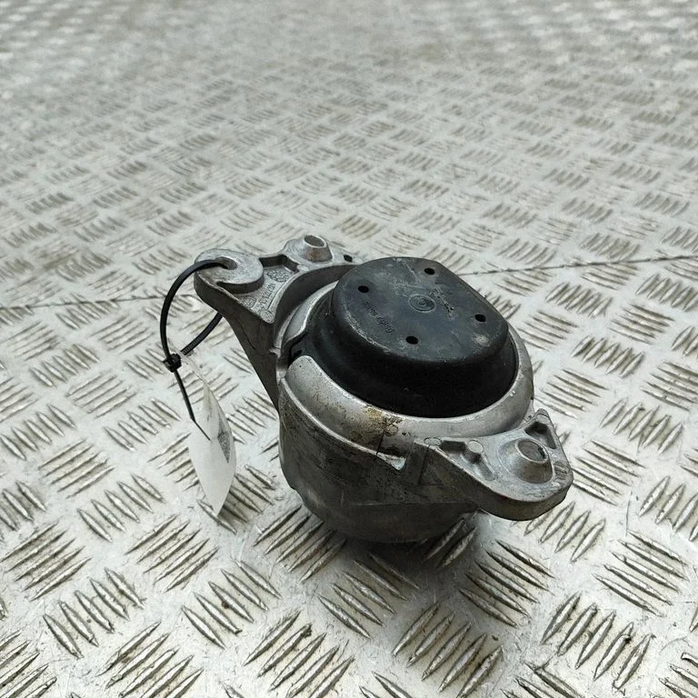 Dzinēja spilvens A2132404000