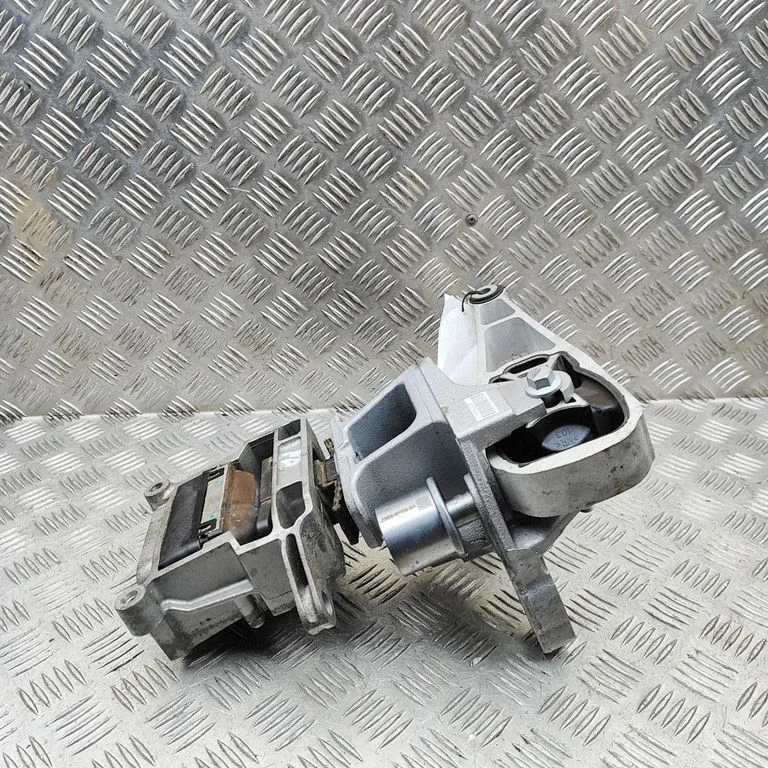 Engine mount bracket L8D26P096AB