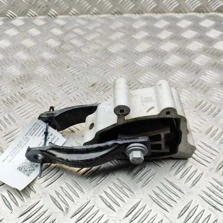 Engine mount bracket L8D26P082BD