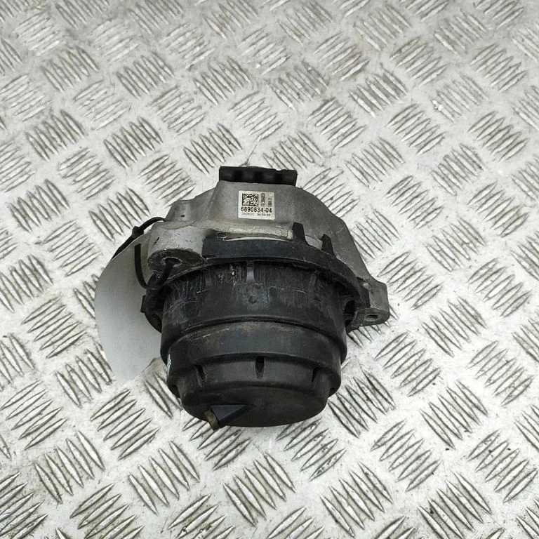 Engine mount bracket 6890834