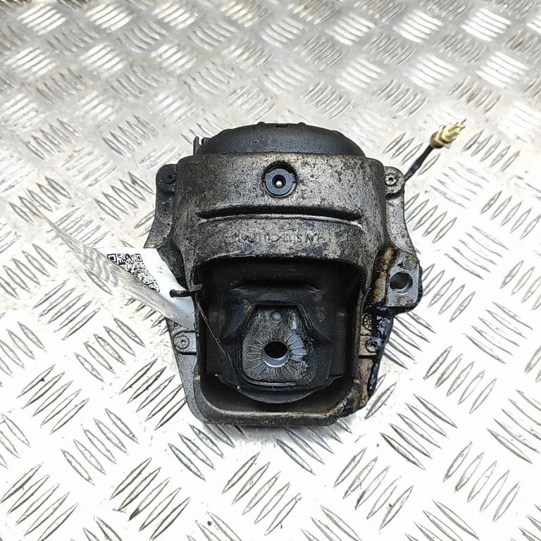 Dzinēja spilvens 8R0199381AA